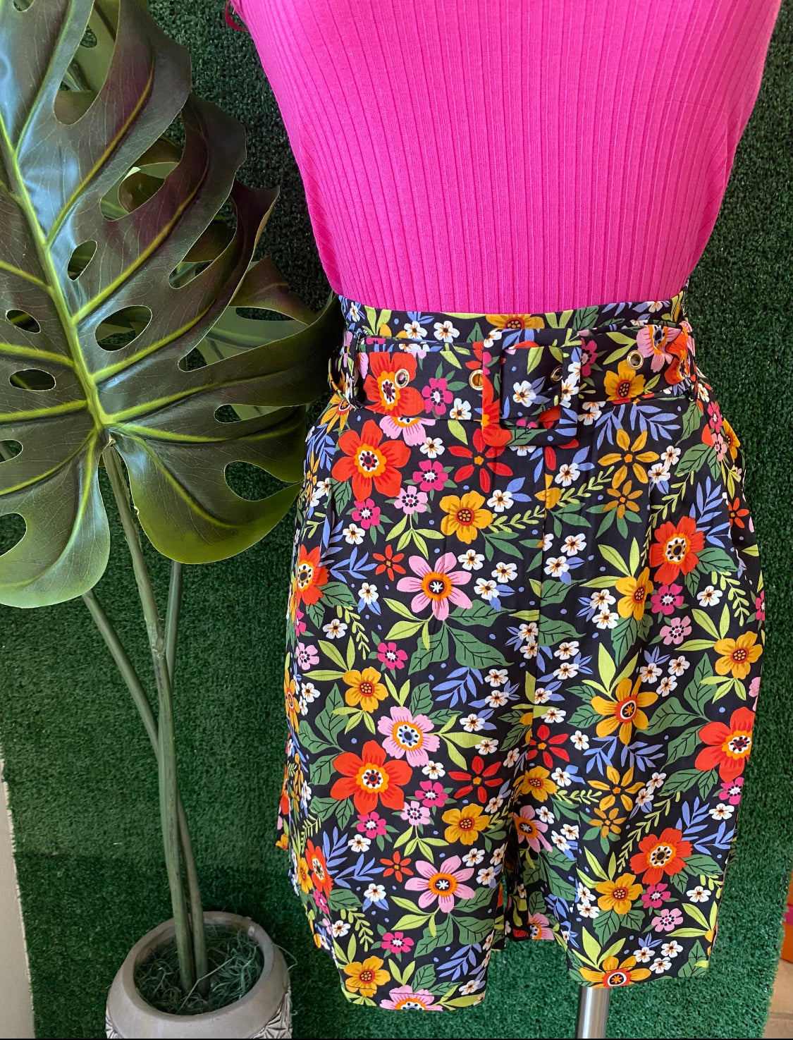 FLORAL BLACK SHORT